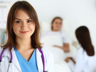 Az egészségügyi asszisztens tanfolyam után segítségére lehetsz mind az orvosoknak, mind a pácienseknek.