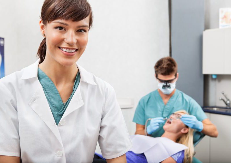 A fogászati asszisztens tanfolyam felkészít rá, hogyan legyél a fogorvos segítségére a beavatkozások közben.