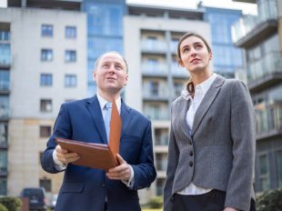 Az ingatlanközvetítő tanfolyam során elsajátíthatod, hogy milyen paraméterek alapján mutasd be a lakásokat az érdeklődőknek.
