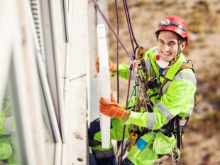 Az ipari alpinista tanfolyam lehetővé teszi magas épületek, tornyok és antennák biztonságos megközelítését állványzat nélkül, csupán kötéltechnika segítségével.